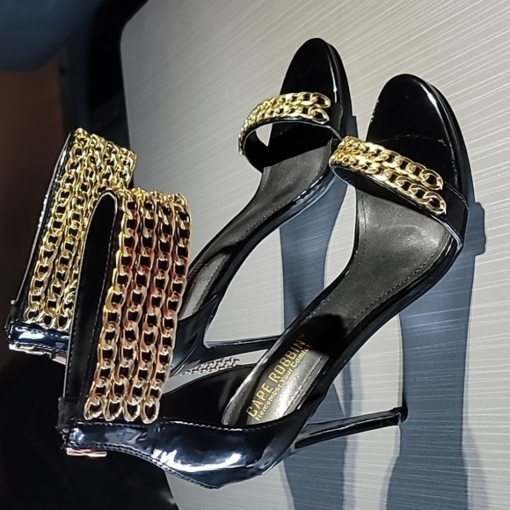 Cape Robbin Nelia-C Heels Women's 9. Black & Gold NWOT (Flawed)